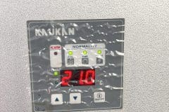 Sterownik chillera Kaukan z diodą ALARM i odczytem temperatury cieczy 21,0 °C