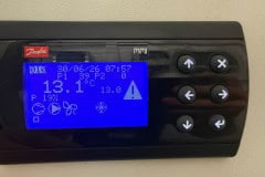 Sterownik Danfoss chillera z symbolem alarmu na wyświetlaczu
