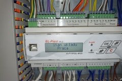 Sterownik El-Piast w szafie sterowniczej centrali z okablowaniem wejść i wyjść przekaźnikowych