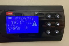 Panel sterowania klimatyzacji chłodniczej z wyświetlaczem LCD.