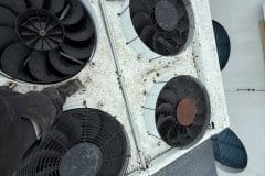 Wentylatory skraplacza chillera podczas kontroli, stojący wentylator podnosi ciśnienie