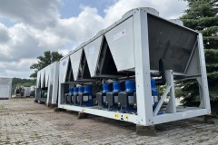 Audyt chłodzenia: rząd chillerów Carrier 30RB przed oceną techniczną