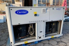 Agregat wody lodowej Carrier 30RBSY160 z boku