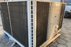 Stan skraplacza chillera Carrier AquaSnap 160 kW