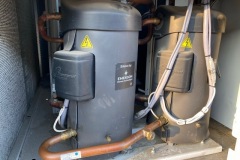 Sprężarki w wersji cichej chillera Carrier AquaSnap 160 kW
