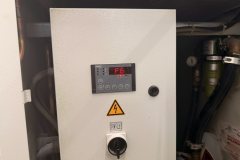 Sterownik chillera z kodem alarmu F6 na wyświetlaczu i wyłącznikiem głównym na szafce elektrycznej