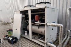 Chiller z otwartą obudową, zbiornik buforowy i pompa wody lodowej