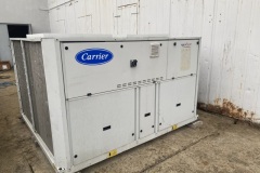 Chiller Carrier chłodzony powietrzem przy hali zakładu, chłodzenie procesowe