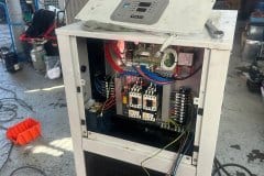 Chłodziarka oleju Habor HBO-750P2TSBM2 z otwartą obudową podczas diagnostyki