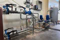 Pompy i zbiornik buforowy instalacji glikolowej w pomieszczeniu technicznym