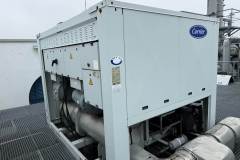 Chiller przemysłowy Carrier 30GX na dachu