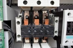 Styczniki sprężarek w szafie elektrycznej chillera, kontrola połączeń podczas przeglądu