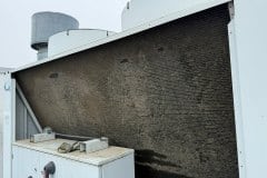 Zabrudzony skraplacz chillera na dachu, sygnał, że pora na przegląd chillera