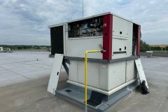 Rooftop na dachu hali z doprowadzoną instalacją gazową do modułu grzewczego