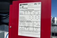 Tabliczka znamionowa rooftopu Lennox z danymi urządzenia