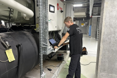 2_Serwis-agregatow-chlodniczych-Koszalin-–-technik-podczas-diagnostyki-urzadzenia