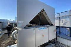 Chiller Daikin EWAD560D podczas serwisu i diagnostyki