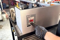 Technik sprawdza odczyty na sterowniku chillera Kaukan 3KPS w warsztacie
