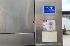 Tabliczka znamionowa na obudowie chillera nieznanej marki, źródło danych o czynniku i zasilaniu