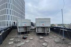 Chiller Daikin EWAD850CFXS na dachu obiektu