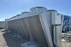 Dry cooler AIA po lewej stronie rzędu, kontrola szczelności