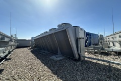 Free cooler AIA w układzie V na dachu zakładu, widok wzdłuż rzędu