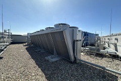 Rząd free coolerów AIA na dachu hali produkcyjnej