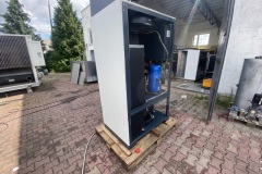 Chiller KKT na dachu podczas przeglądu