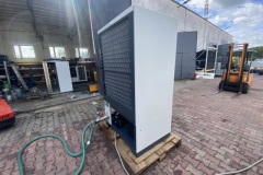 Chiller KKT po serwisie na dachu budynku