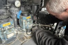 Nawilżacz offsetowy technotrans beta.c 200 L: zespol ChillerSerwis przy pracy