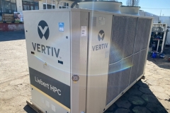 Montaż chillerów z osprzętem: chiller Vertiv