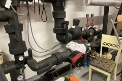 Izolowane rury i pompy obiegowe instalacji glikolowej
