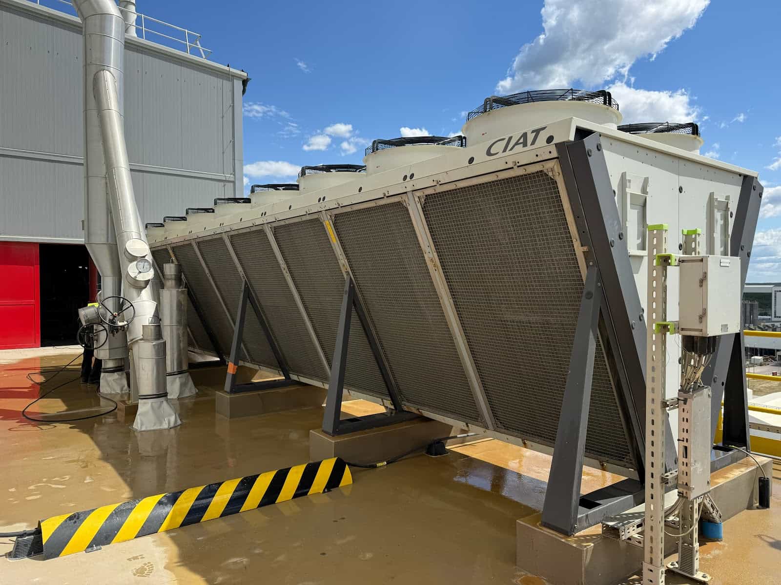 Dry cooler na dachu zakładu przygotowany do pracy zimą