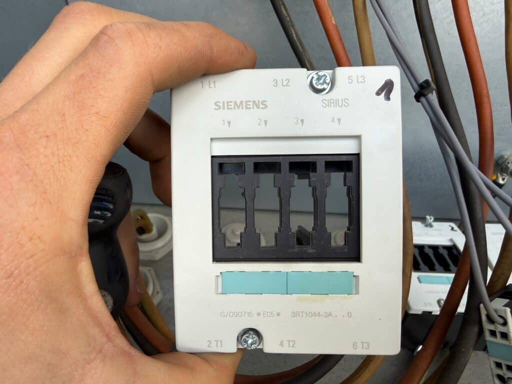 Wymiana stycznika Siemens podczas naprawy chillera