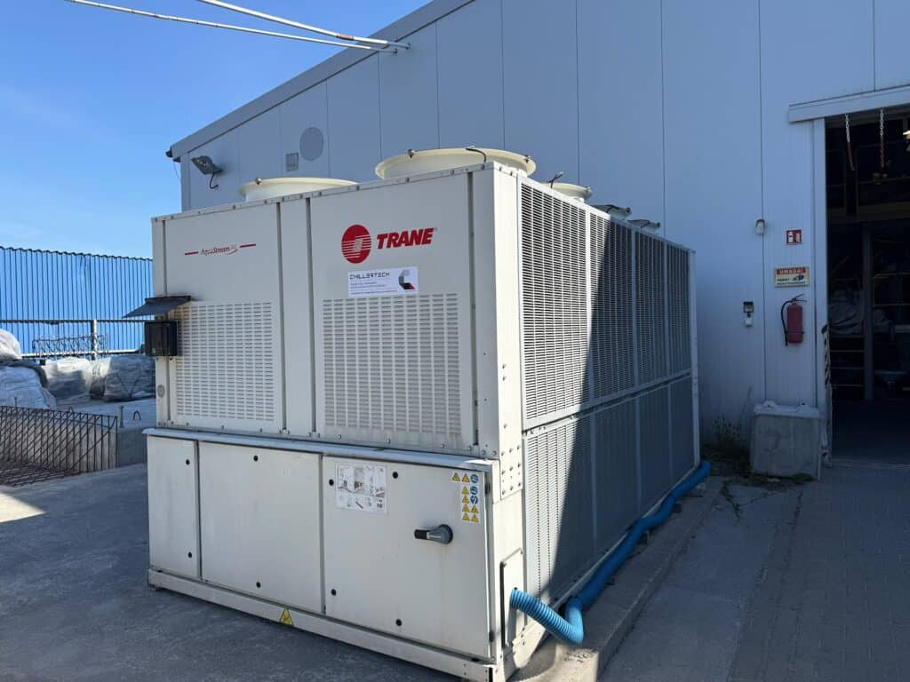 Chiller Trane CGAM 140 obsługiwany przez mobilny serwis chłodniczy na miejscu u klienta