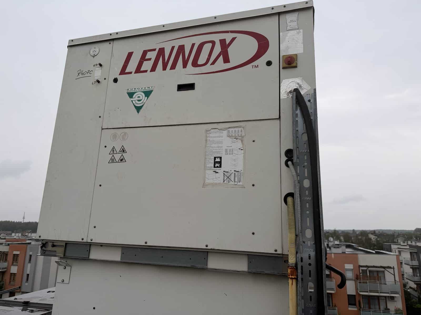 Rooftop Lennox na dachu budynku przed przeglądem zimowym