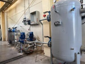 Zbiornik buforowy do chillera z pompami w instalacji wody lodowej