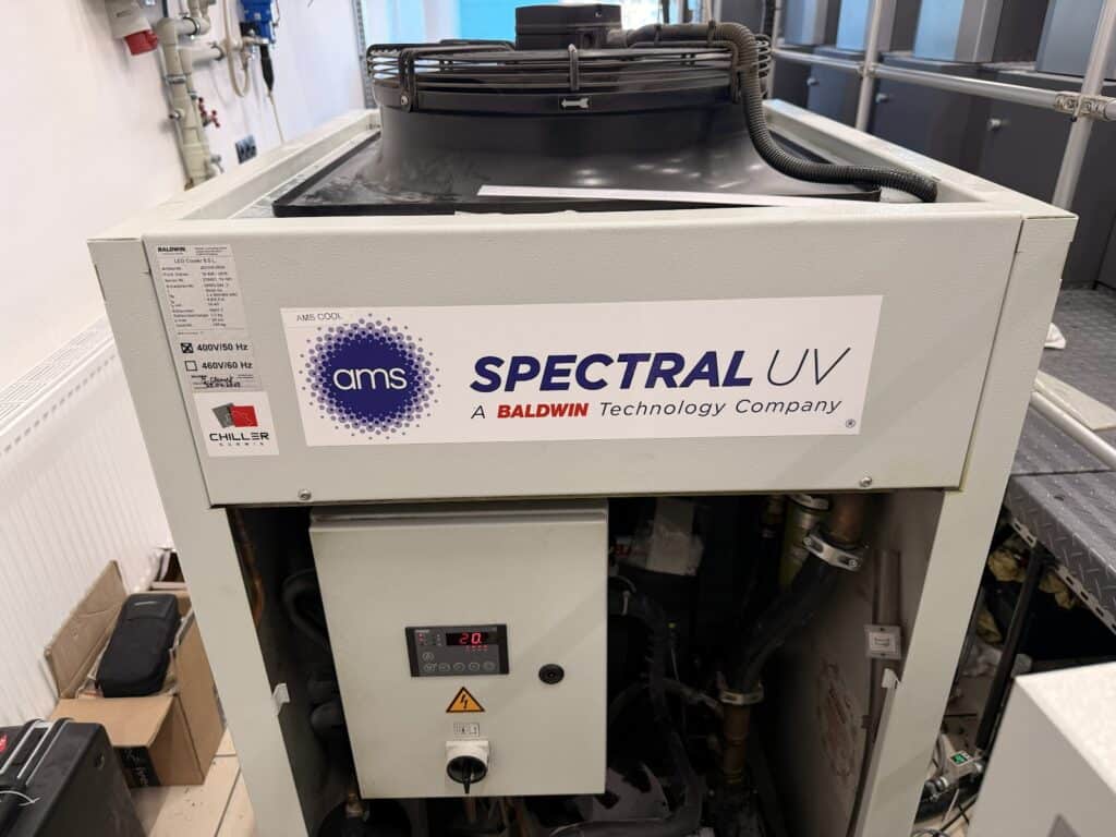 Chłodziarka przemysłowa AMS Spectral UV z grupy Baldwin podczas serwisu