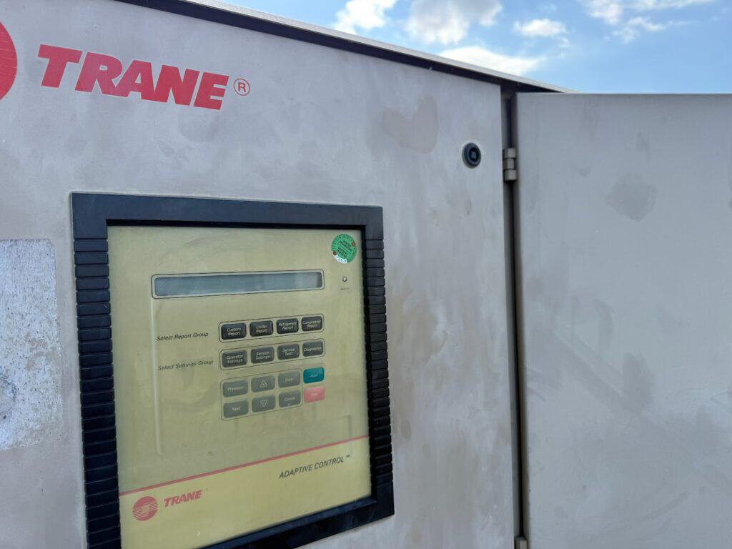 Sterownik Trane Adaptive Control agregatu wody lodowej Trane RTAD