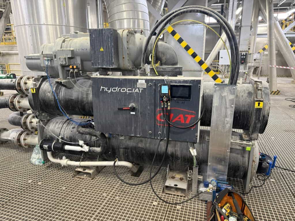 Przedstawia agregat chłodniczy Hydrocat w nowoczesnej instalacji HVAC w Gdańsku.