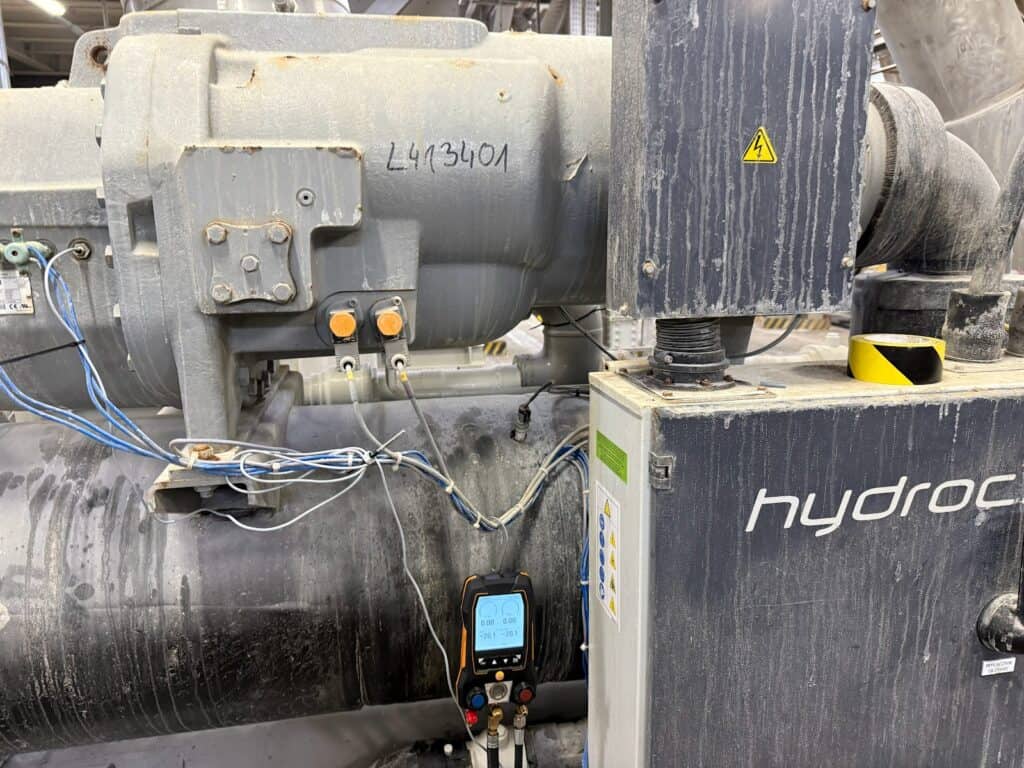 Przyłącze czujnika do systemu chłodniczego, element instalacji HVAC, w serwisie chłodniczym.