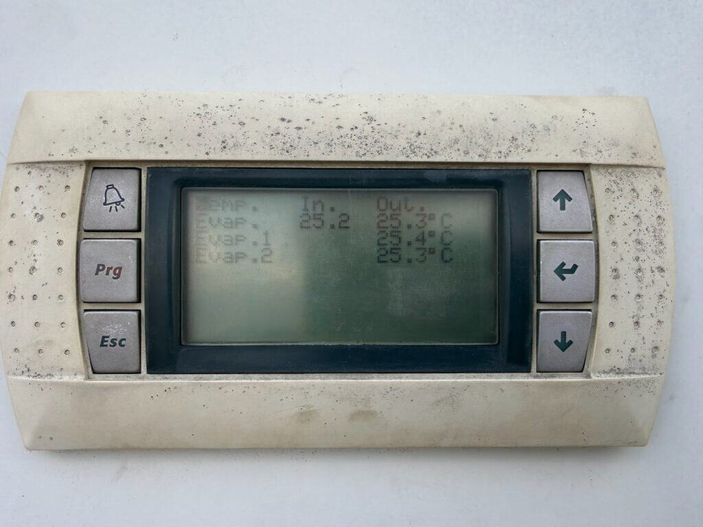 Panel sterownika Carel w agregacie GEA z temperaturami parowników