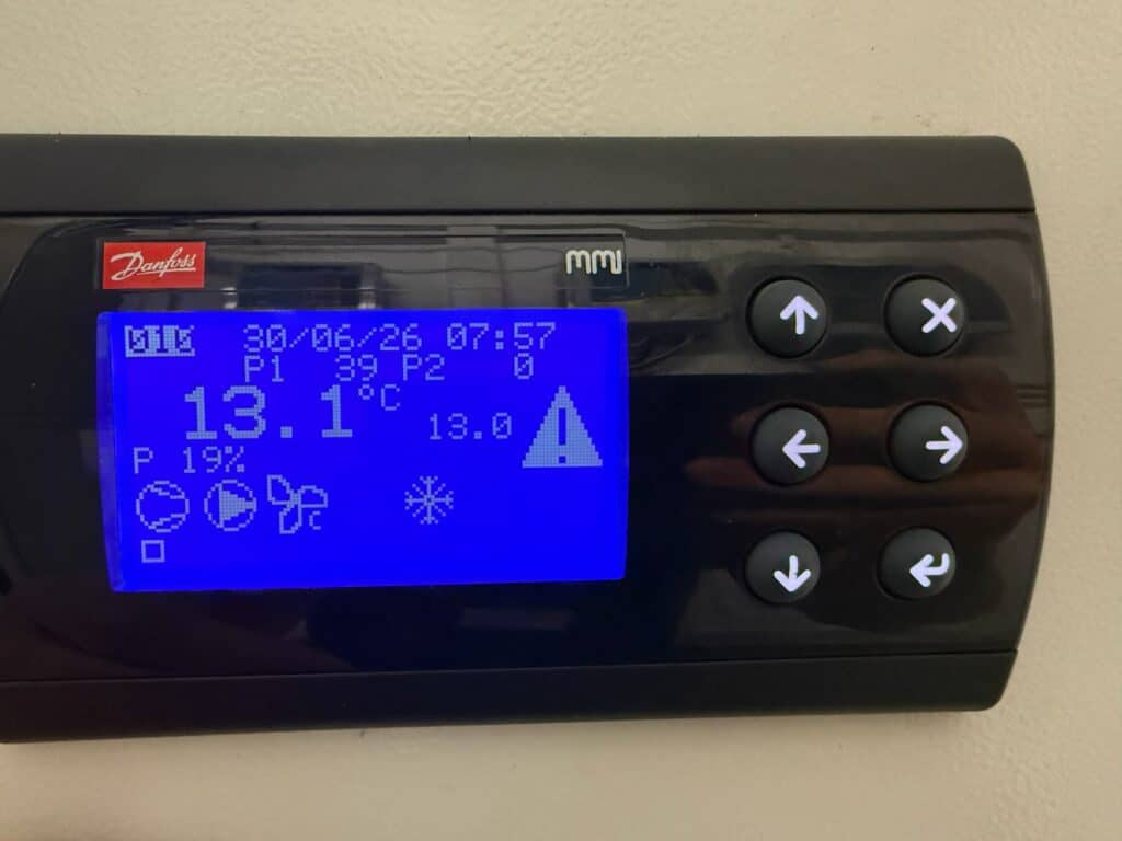 Sterownik chillera Danfoss z aktywnym alarmem i temperaturą wody na wyświetlaczu