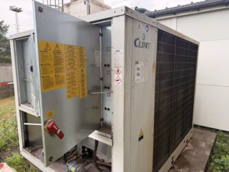 Klimatyzator Clint CHA G 786-P z panelami serwisowymi i oznaczeniami bezpieczeństwa.