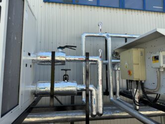Instalacja chłodnicza z rurami i zaworami w serwisie HVAC, widok na elementy systemu chłodzenia maszyn.