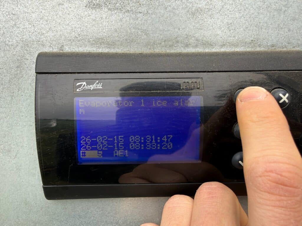 Historia alarmów na sterowniku chillera z alarmem oblodzenia parownika (Evaporator ice alarm)