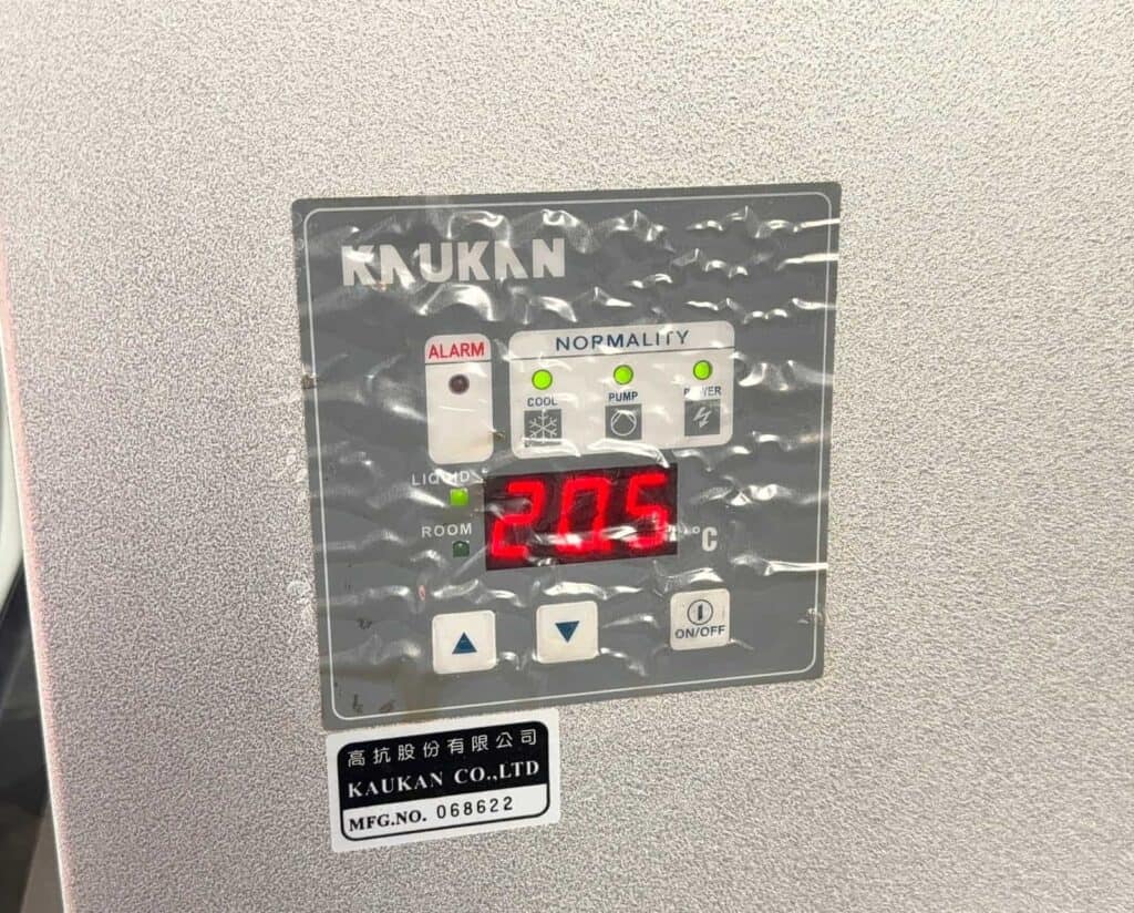 Panel sterownika chillera Kaukan 3KPS z odczytem 20,5°C i naklejką z numerem fabrycznym