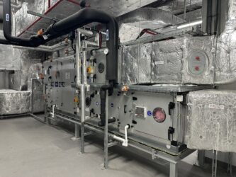 Przemysłowa instalacja klimatyzacyjna z rurami i urządzeniami chłodniczymi.