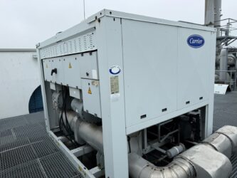 Chiller Carrier chłodzony powietrzem na dachu, u którego sprawdzamy alarm wysokiego ciśnienia