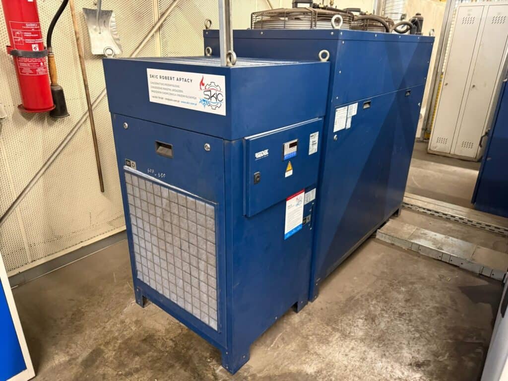 Chiller procesowy w hali produkcyjnej przy maszynie laserowej